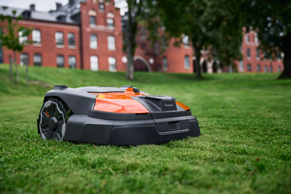Husqvarna präsentiert neue KI-fähige Mähroboter-Plattform