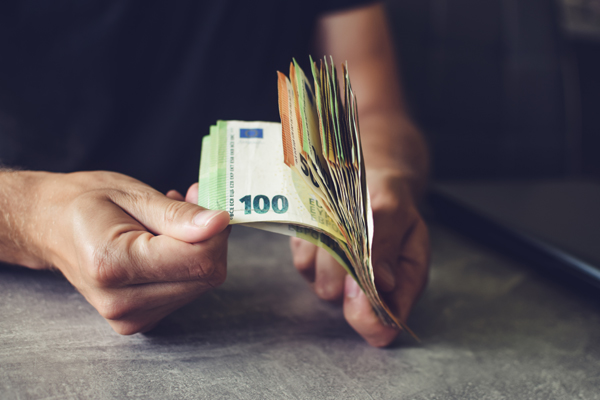 Zoll findet Tausende Mindestlohnverstöße bei Kontrollen 