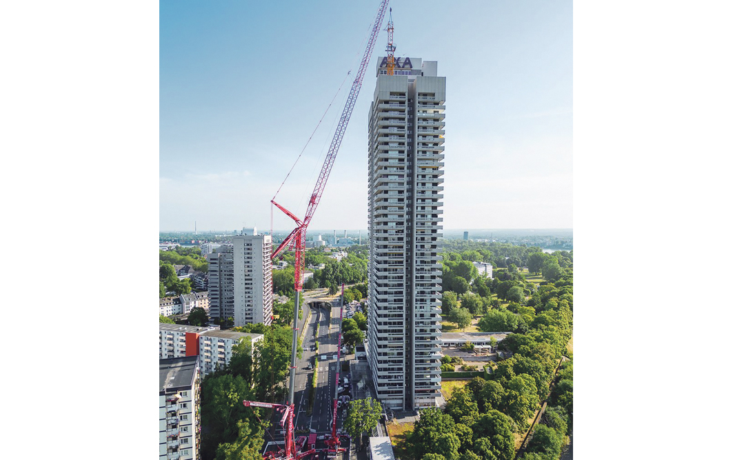 Kranspezialeinsatz bei Sanierung des Axa-Hochhauses
