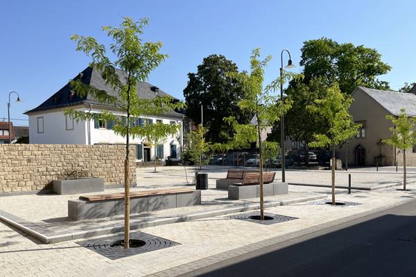 Kühle Städte und naturnahe Radwege aus hellem Gestein