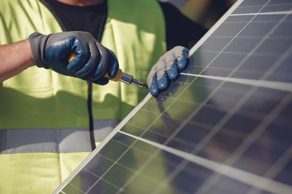 Hohe Schäden durch fehlerhaft montierte Photovoltaik-Anlagen