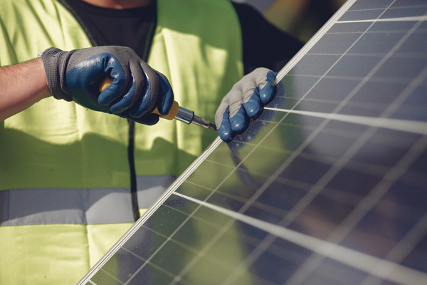 Handwerker montiert Photovoltaik: Die Kosten sind steuerlich absetzbar