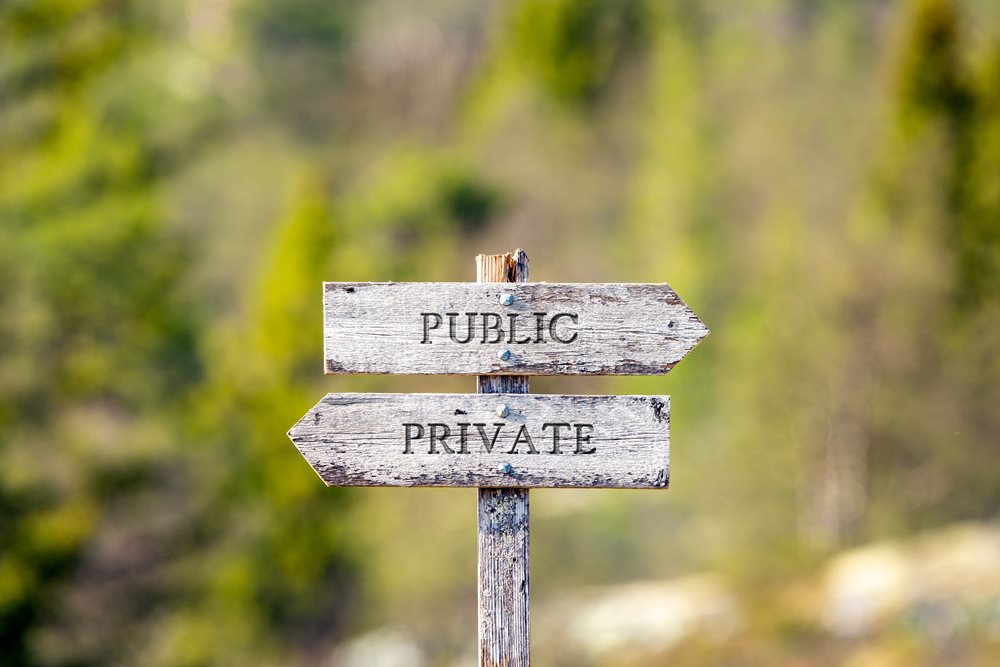 Private und öffentliche Ausschreibungen im Vergleich